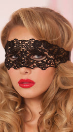 Máscara Dentelle preta de renda vazada com padrão hollow, estilo baile de máscaras. Vista frontal de mulher.