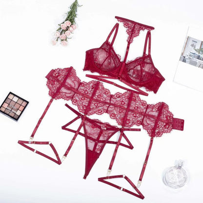 Conjunto Isolde NuAuge vinho - still de produto disposto sobre fundo claro com rosas, paleta de sombras e perfume