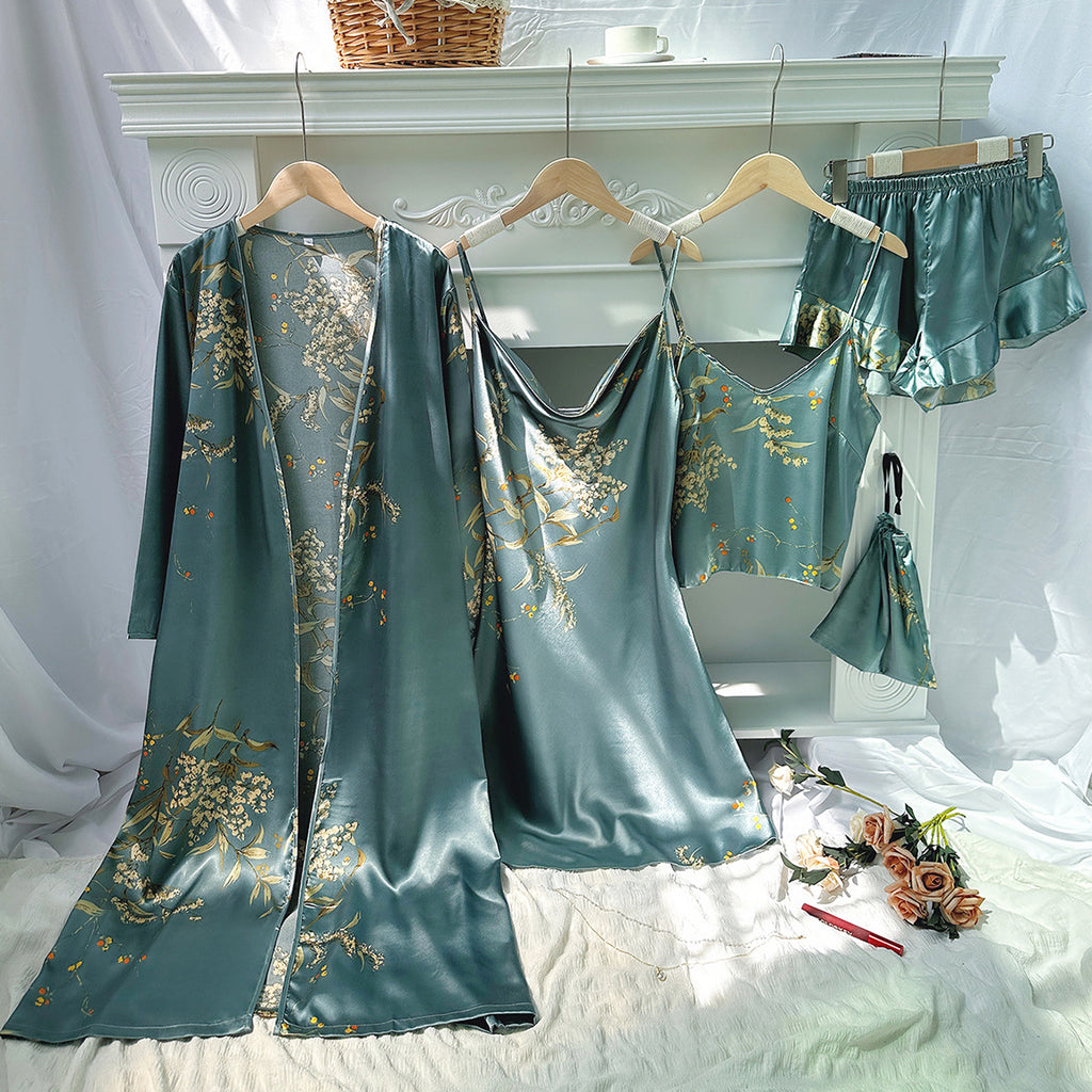 Robe Isadora Kit NuAuge verde. Robe aberto, slip dress, top e shorts em Ice Silk com estampa floral, caimento fluido.