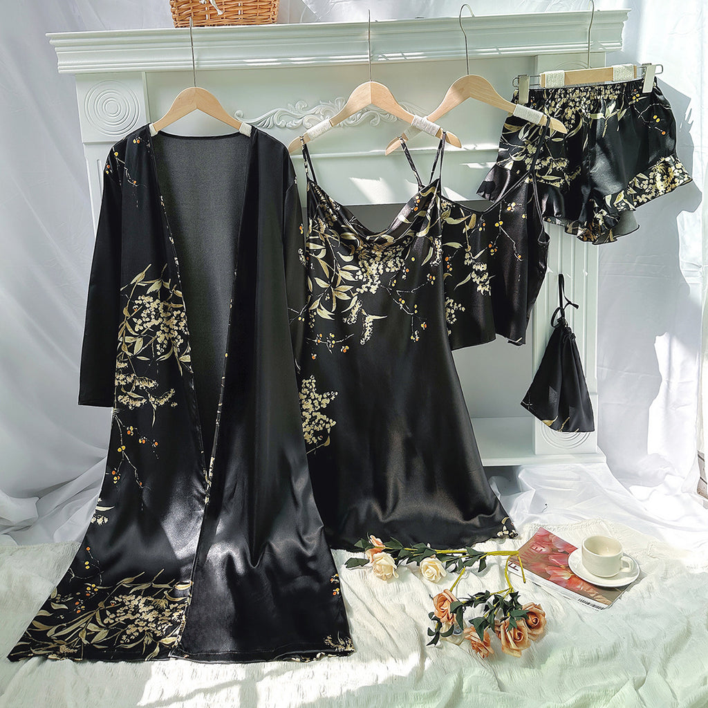 Robe Isadora preto em Ice Silk, estampa floral, com robe, slip dress, top de alça ajustável e shorts.