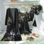 Robe Isadora preto em Ice Silk, estampa floral, com robe, slip dress, top de alça ajustável e shorts.