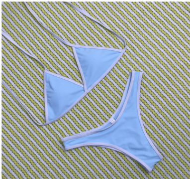 Biquíni feminino Mykonos azul sem bojo, top triângulo e calcinha cavada com vivo branco e alças ajustáveis.