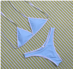 Biquíni feminino Mykonos azul sem bojo, top triângulo e calcinha cavada com vivo branco e alças ajustáveis.