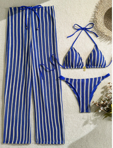Vista frontal do Conjunto Capri azul e branco listrado. Top halter neck sem bojo, calcinha e calça de tricô.