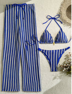 Vista frontal do Conjunto Capri azul e branco listrado. Top halter neck sem bojo, calcinha e calça de tricô.