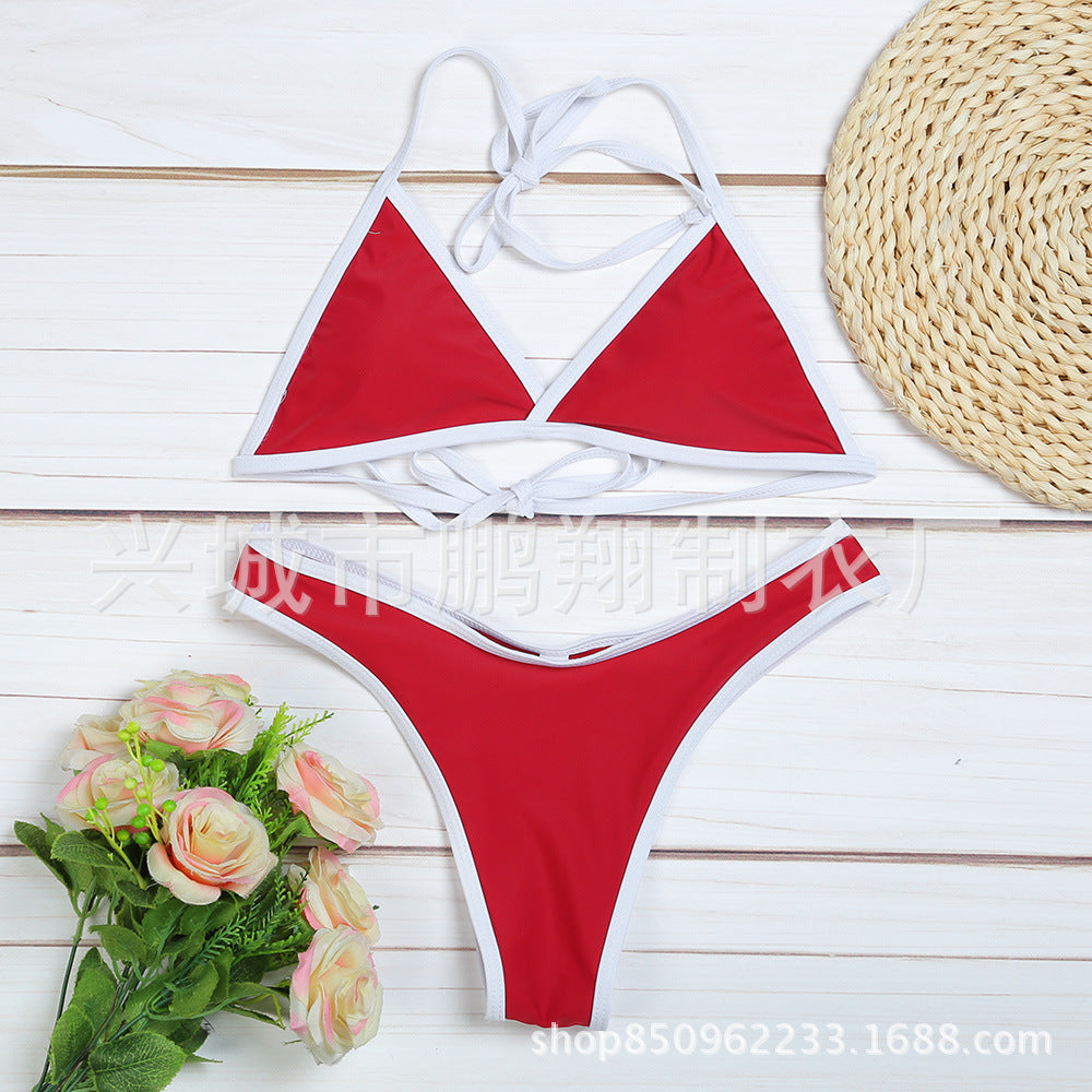 Biquíni Mykonos Vermelho frente: top triângulo sem bojo, vivo branco e alças ajustáveis; calcinha cavada coordenada.
