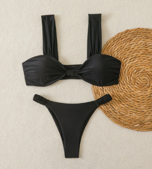 Biquíni Soleil preto de frente. Top bandeau com bojo embutido, laço central e alças largas. Calcinha cavada franzida.