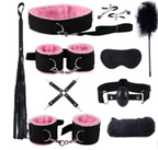 Kit Liaison Preto e Rosa. Detalhe dos acessórios sensuais em nylon premium: algemas acolchoadas, coleira, chicote, mordaça e máscara.