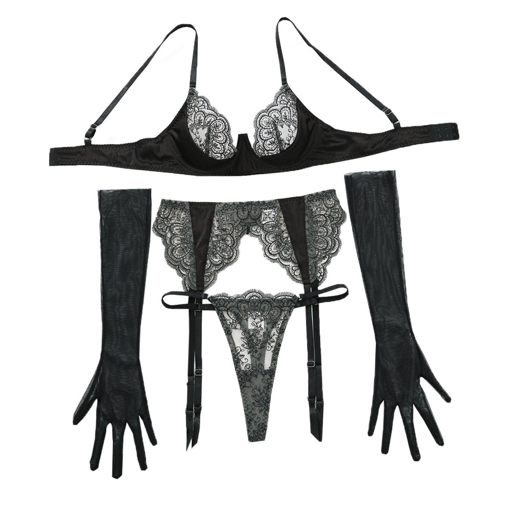 Conjunto Cassiopeia preto, vista frontal. Sutiã com aro e renda bordada, calcinha fio, cinta-liga e luvas transparentes.