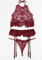 Frente: Conjunto Camille em renda vermelho. Camisola halter-neck, calcinha fio, cinta-liga ajustável de 3 peças.