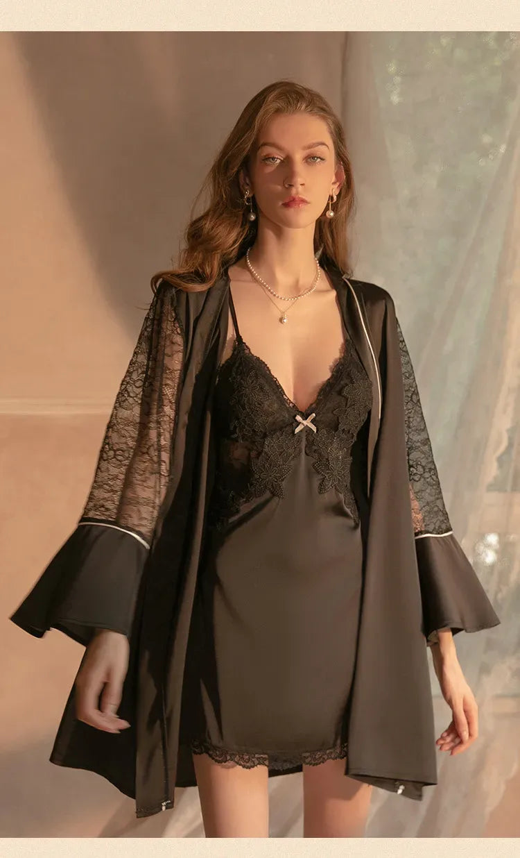Camisola Delfina preta em cetim acetinado com robe, renda floral no busto, decote V, laço e piping branco.