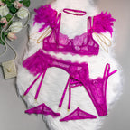 Vista frontal Conjunto Fiamma rosa: sutiã renda com aro, plumas, correntes. Calcinha fio dental, cinta liga, choker.