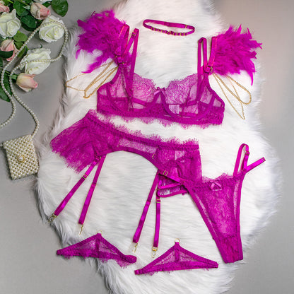 Conjunto Fiamma NuAuge rosa completo - peça isolada em still sobre pelúcia branca, com choker, plumas e pérolas decorativas