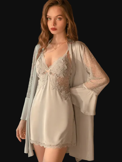 Camisola Delfina cinza. Slip dress com decote V, renda floral no busto e barra. Robe coordenado com mangas de renda.