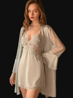 Camisola Delfina cinza. Slip dress com decote V, renda floral no busto e barra. Robe coordenado com mangas de renda.