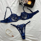 Conjunto Penelope azul, foto de frente. Sutiã meia-taça c/ bojo fino, renda bordada e tule. Calcinha fio.