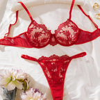 Foto frontal do Conjunto Celeste vermelho. Sutiã push-up com aro, renda floral e mesh transparente. Calcinha fio-dental rendada.