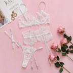 NuAuge Conjunto Isolde branco, frente. Sutiã de renda patchwork com aro e gargantilha, calcinha fio e cinta-liga com ligas.