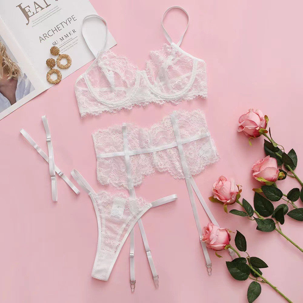 Conjunto Isolde NuAuge branco - still de produto disposto sobre fundo rosa com flores e acessórios