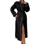 Robe Odette preto de frente. Kimono em ice silk acetinado, caimento fluido, manga longa, cinto e piping branco.