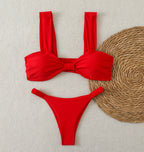 Biquíni Soleil vermelho, frente. Top bandeau com bojo embutido, laço central, alças largas. Calcinha cavada franzida.