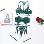 Conjunto Isolde verde, frente. Sutiã triangle sem bojo em renda patchwork com gargantilha integrada, calcinha fio, cinto liga e ligas de coxa.