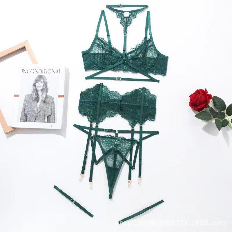 Conjunto Isolde NuAuge verde esmeralda - still de produto disposto sobre fundo claro com revista e rosa vermelha