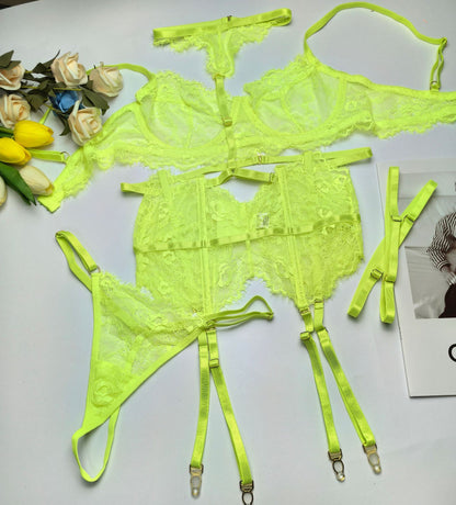 Conjunto Isolde NuAuge amarelo neon - still de produto disposto sobre fundo claro com tulipas e rosas