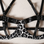 NuAuge Conjunto Leopoldina: detalhe frontal do sutiã com estampa leopardo preto e branco, tiras harness e aro.