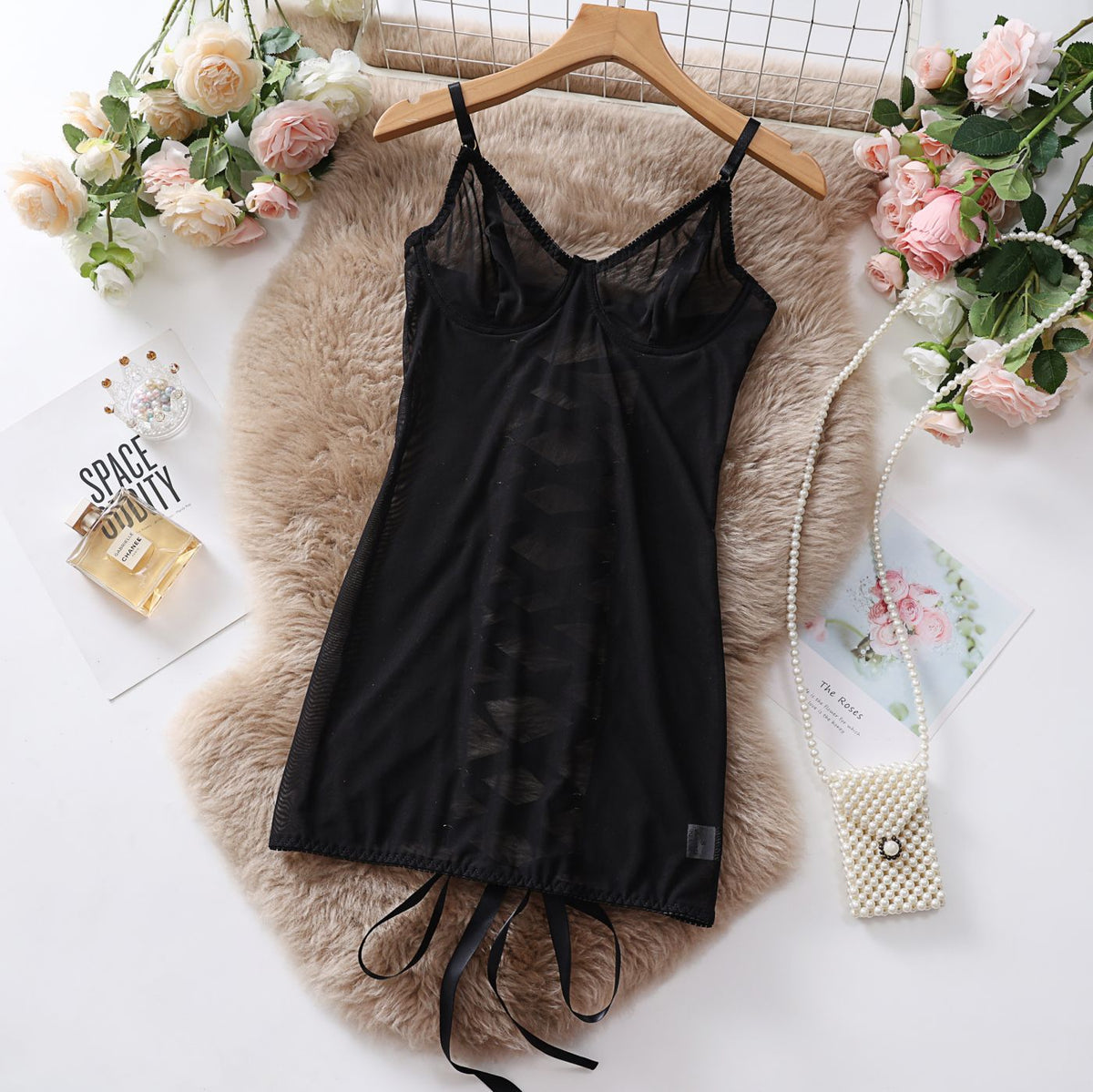 Body Eloïse preto, frente, em tule transparente ousado com renda floral, aro e alças reguláveis. Lingerie NuAuge.