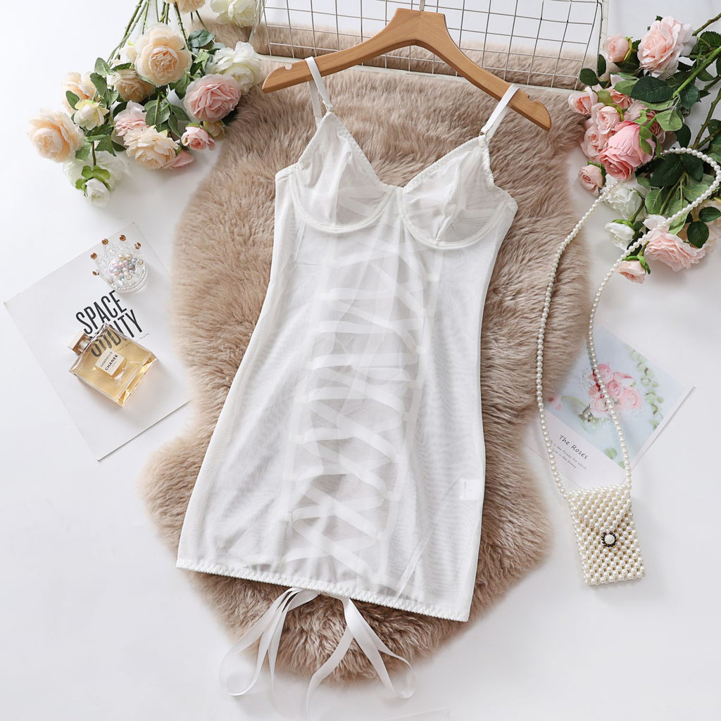 Body Eloïse branco, frente. Bojo com aro, alças reguláveis. Tule transparente com renda estratégica. NuAuge.