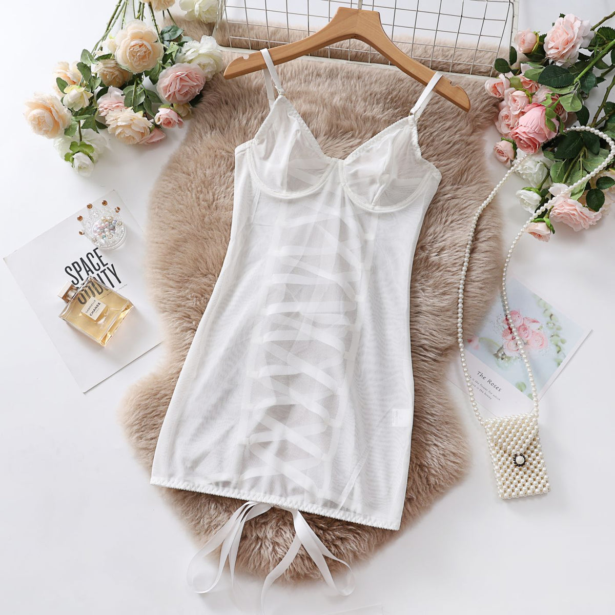 Body Eloïse branco, frente. Bojo com aro, alças reguláveis. Tule transparente com renda estratégica. NuAuge.