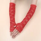 Luva Valeria vermelha de renda fingerless com padrão floral delicado, vista completa do produto NuAuge.