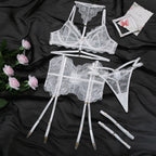 Conjunto Evangeline branco. Sutiã renda cílios c/aro, tiras; cinta-liga fishbone c/ligas; fio dental renda. Flat lay.