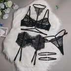 Vista aérea do Conjunto Evangeline preto: sutiã de renda com aro, calcinha fio, cinta-liga fishbone, choker e ligas de coxa.