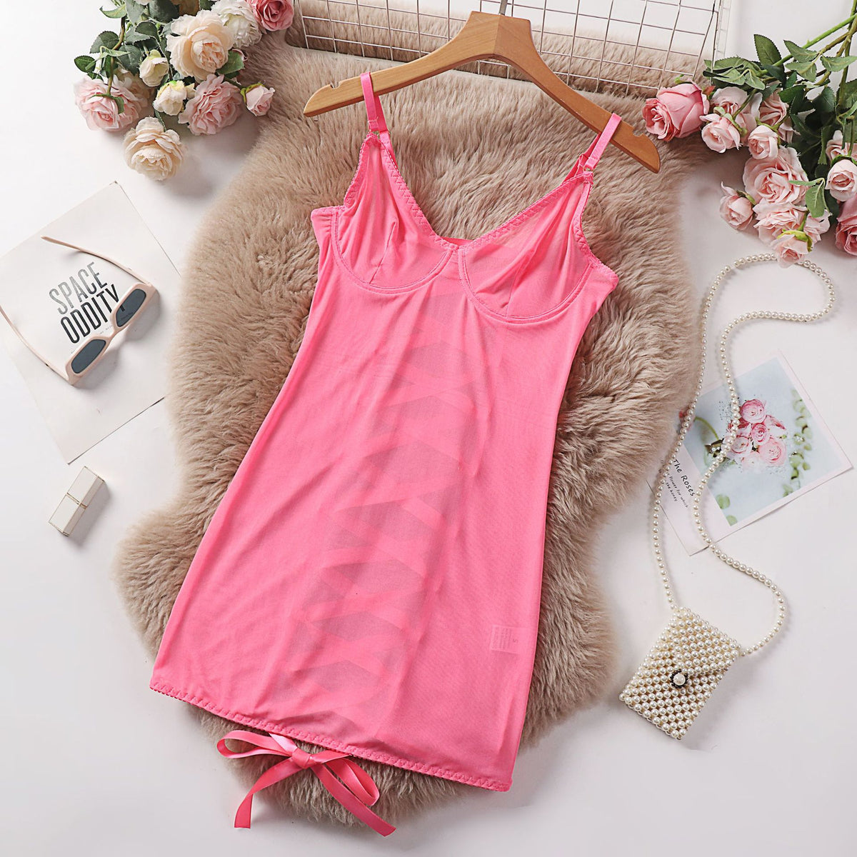 Body Eloïse fluorescente, frente. Tule transparente, busto com aro e renda. Alças reguláveis e detalhe de laço.