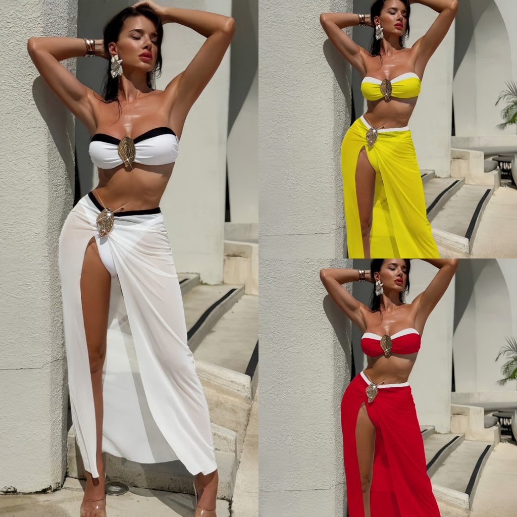 Conjunto Santorini branco, top bandeau tomara-que-caia com bojo embutido, broche dourado e faixa preta, saia longa com fenda.