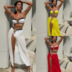 Conjunto Santorini branco, top bandeau tomara-que-caia com bojo embutido, broche dourado e faixa preta, saia longa com fenda.