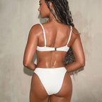 Biquíni Cannes branco, costas. Top bandeau com bojo, alças finas reguláveis, fivela prateada. Calcinha cavada corte alto.