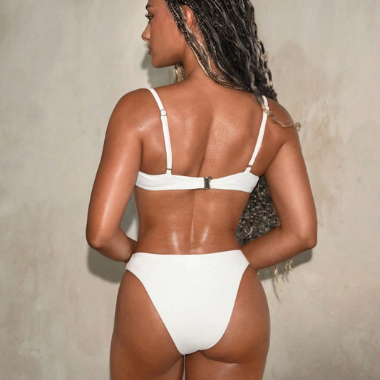 Biquíni Cannes branco, costas. Top bandeau com bojo, alças finas reguláveis, fivela prateada. Calcinha cavada corte alto.
