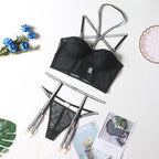 Conjunto Thessaly NuAuge preto. Sutiã halter longline com bojo, aro, mesh, alças cruzadas brilhantes e calcinha fio dental com ligas.