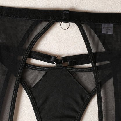 Detalhe Conjunto Onix NuAuge: calcinha fio preto em tule transparente, com tiras e anéis metálicos.