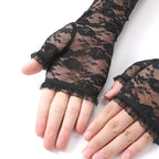 Detalhe da Luva Valeria preta: luvas de renda fingerless com padrão floral delicado e babados.
