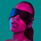 Máscara Minuit preta em couro premium. Venda para olhos, com tiras laterais e fivelas. Detalhe frontal vestida em mulher. NuAuge.