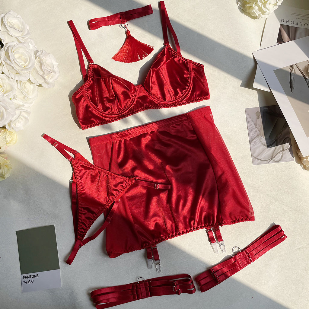 Conjunto Isabeau vermelho NuAuge de cetim: sutiã bojo/aro, calcinha fio, saia-liga e choker com franja. Vista frontal.