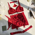 Conjunto Isabeau vermelho NuAuge de cetim: sutiã bojo/aro, calcinha fio, saia-liga e choker com franja. Vista frontal.