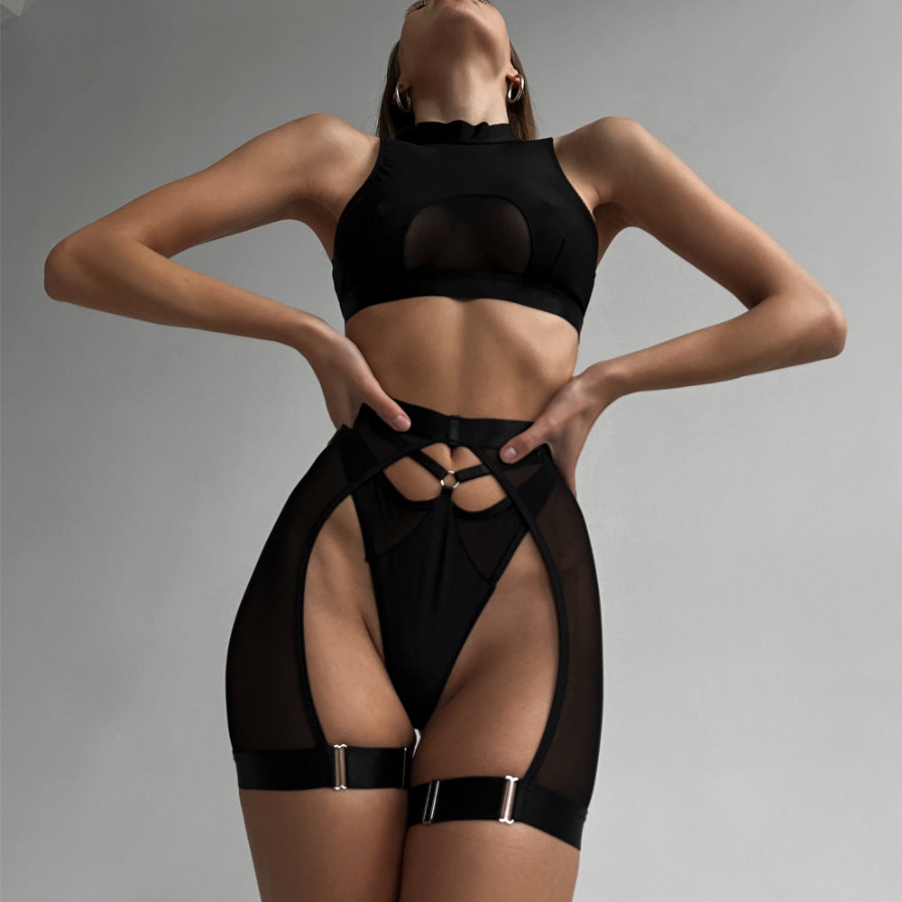 Foto de frente: Conjunto Onix preto. Top bustier sem aro com tule transparente e calcinha fio com recortes e tiras.