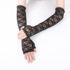 NuAuge Luva Valeria preta. Renda fingerless com padrão floral de ameixa e babados, vista frontal.
