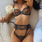 Conjunto Carmela NuAuge preto frontal, sutiã com aro sem bojo, calcinha e cinta-liga em cetim e tule bordado artesanal.