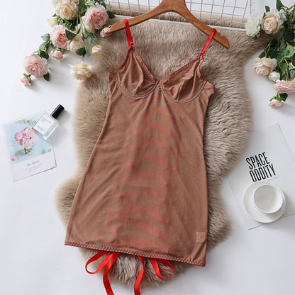 Body Eloïse frontal Nude transparente com bojo, aro, alças reguláveis e laços vermelhos na barra.